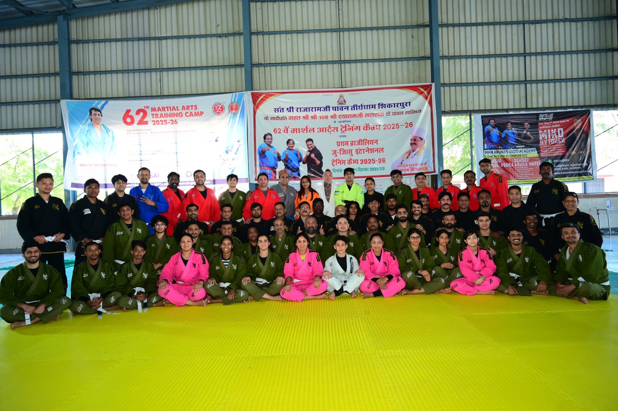 Hundreds of students at an international Chokes and More seminar